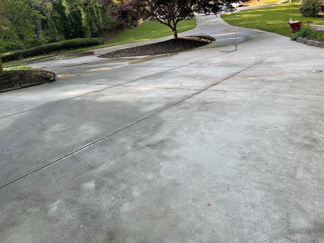 Stone Mountain Driveway Revitalization: Expert Pressure Washing by Thrare Contracting