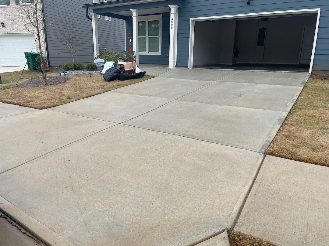 Stone Mountain, Georgia Driveway Makeover: A Successful Thrare Contracting Pressure Washing Project